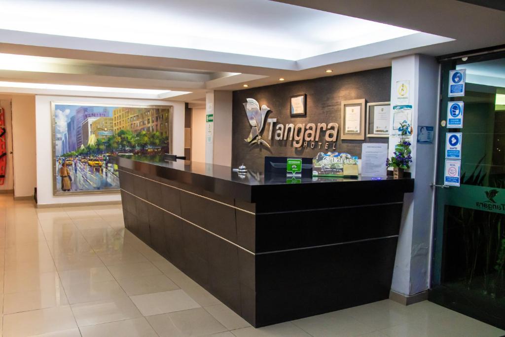 a cashier counter in a mall with a painting on the wall at Hotel Tangara Pereira in Pereira