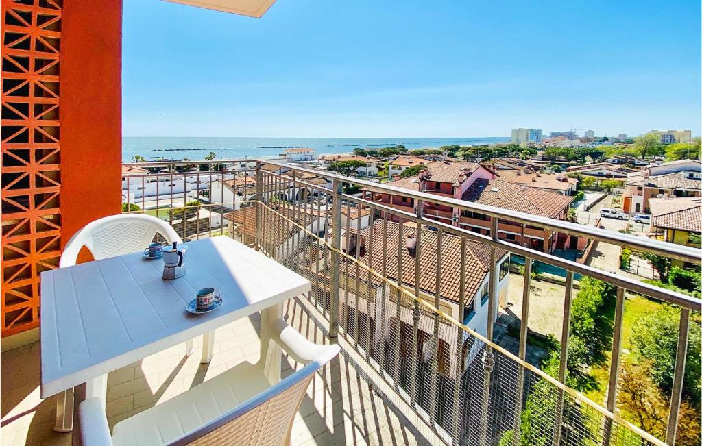 balcón con mesa, sillas y vistas al océano en San Remo, en Lido di Pomposa