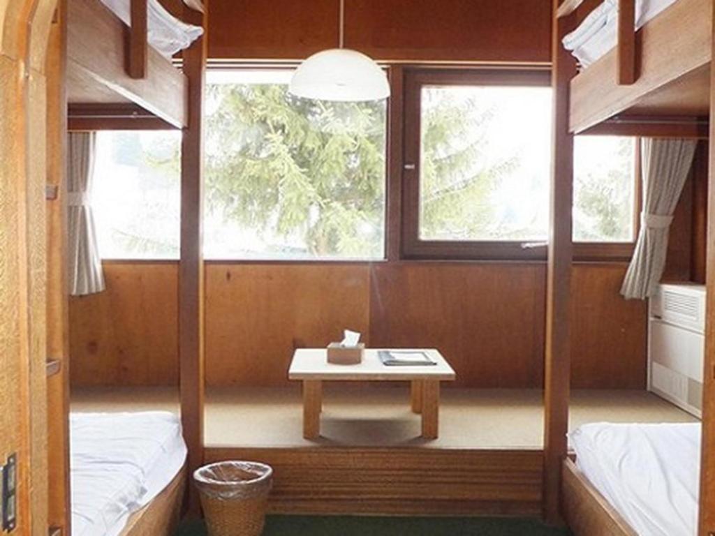 Habitación con 2 literas y mesa. en Zao Onsen Lodge Sukore - Vacation STAY 07009v, en Yamagata