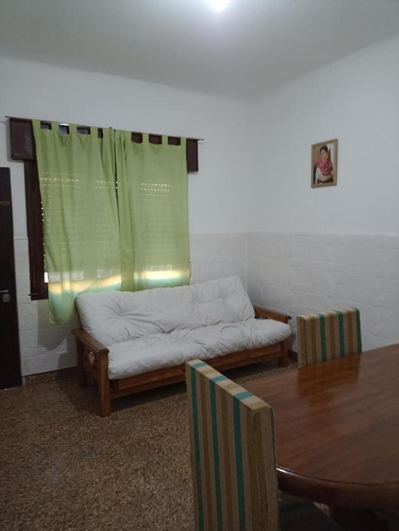 um quarto com um sofá, uma mesa e uma janela em Filipo Departamento em Paso de los Libres