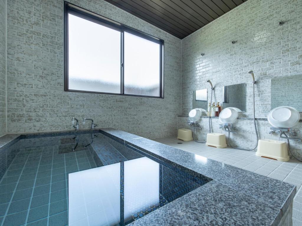uma casa de banho com banheira e 2 lavatórios em Yamanaka Lake ＲＹＯＺＡＮ - Vacation STAY 32161v em Yamanakako