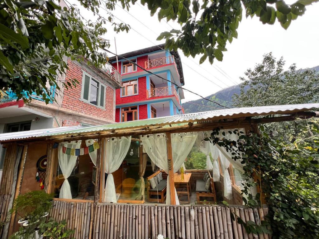 Nespecifikovaný výhled na hory nebo výhled na hory při pohledu z hostelu