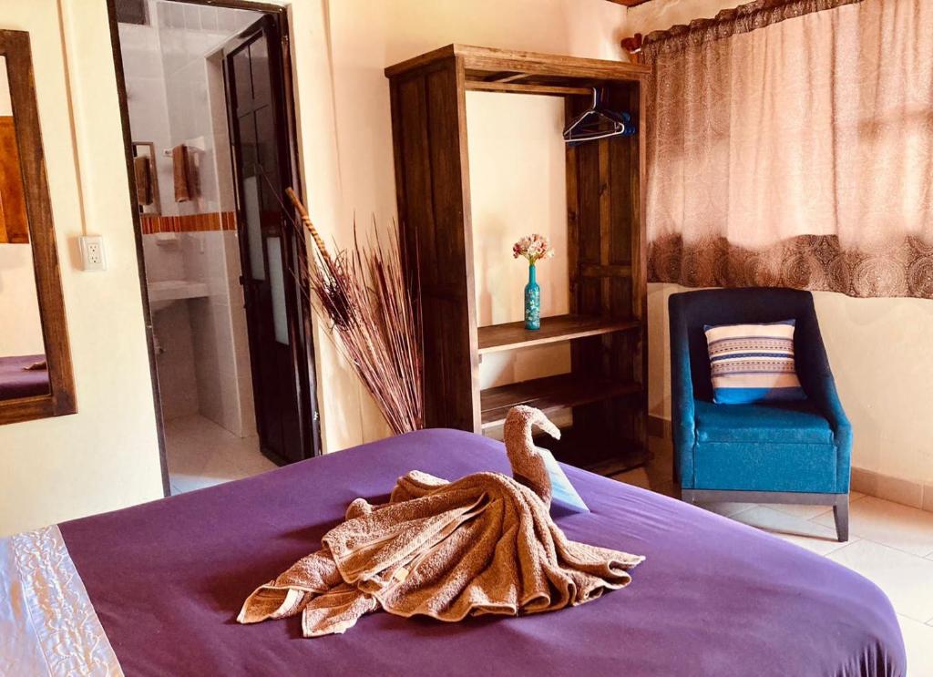 um cisne numa cama num quarto de hotel em Casa Flor de Vida em San Cristóbal de Las Casas