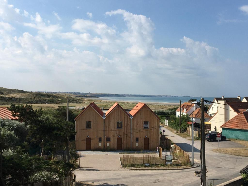 een rij huizen voor de oceaan bij Nouveau! Superbe appartement avec terrasse vue mer in Ambleteuse