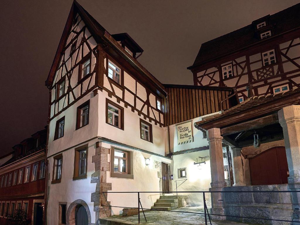 um grande edifício com um edifício em Am Hofbrunnen em Rothenburg ob der Tauber