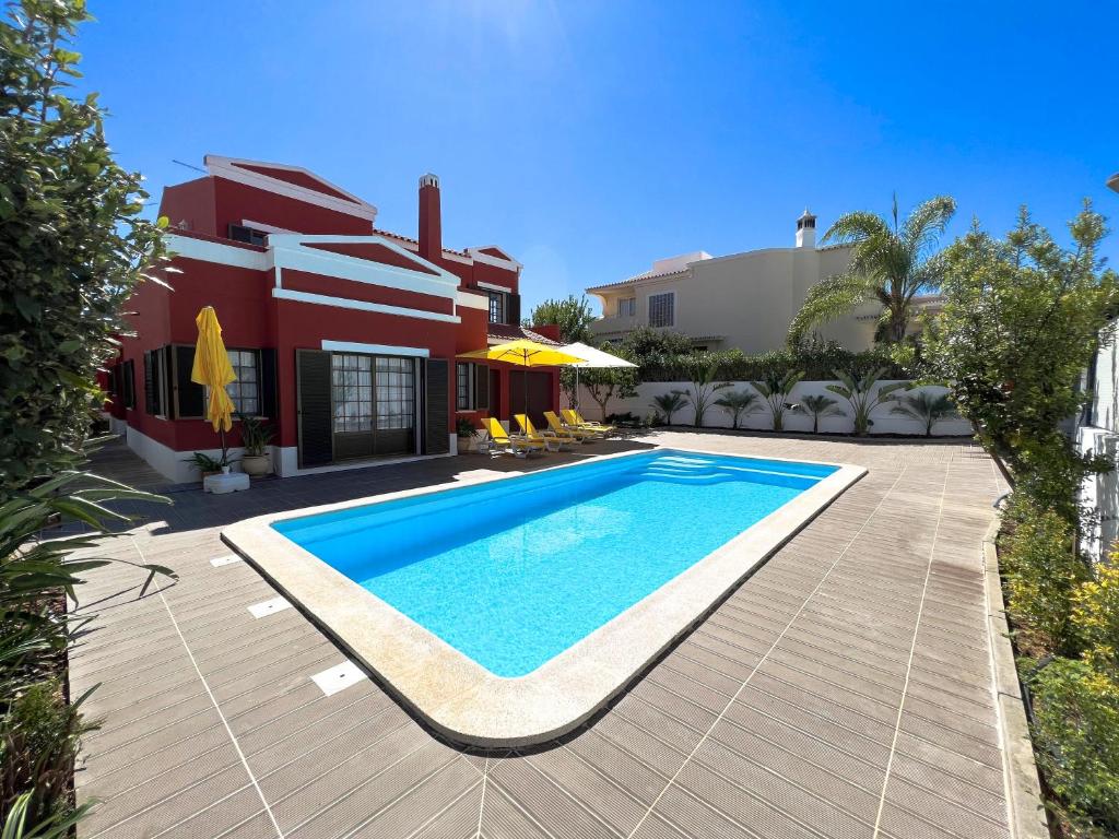 - une piscine dans l'arrière-cour d'une maison dans l'établissement Sunshine Villa, à Faro