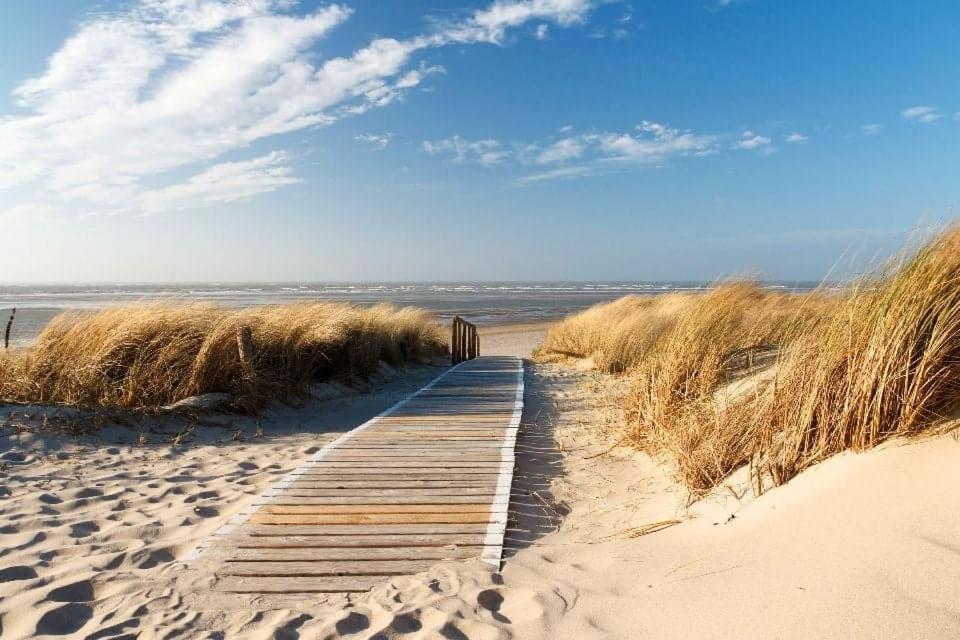 un sentiero in legno attraverso la sabbia su una spiaggia di Au sable fin a Grand-Fort-Philippe