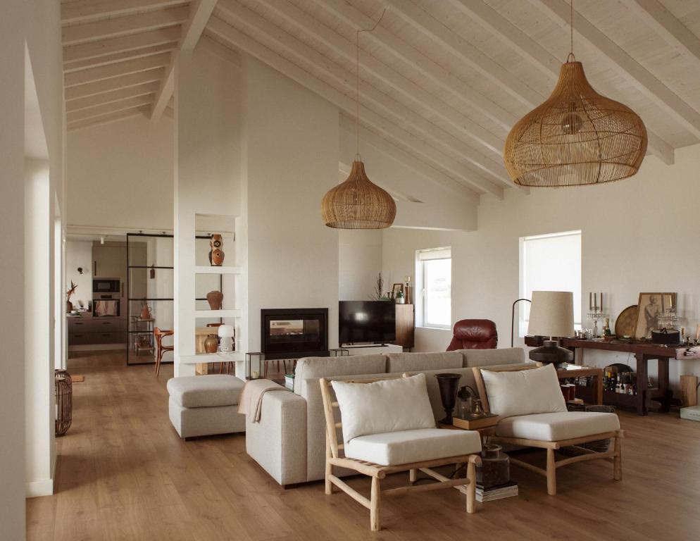 uma sala de estar com um sofá e cadeiras em Casa da Courela em Cavaleiro