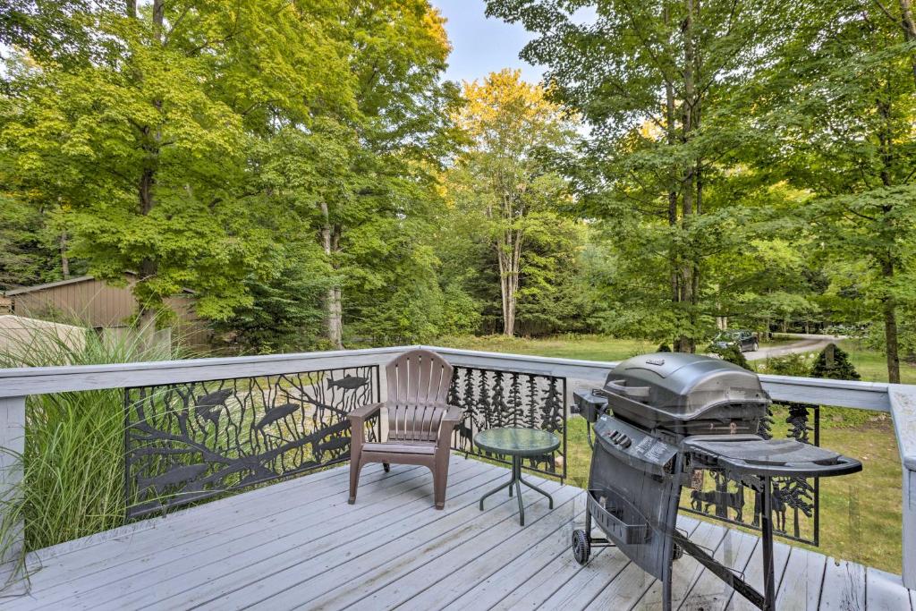 Charming Thompsonville Home with On-Site River! - Maison De Vacances