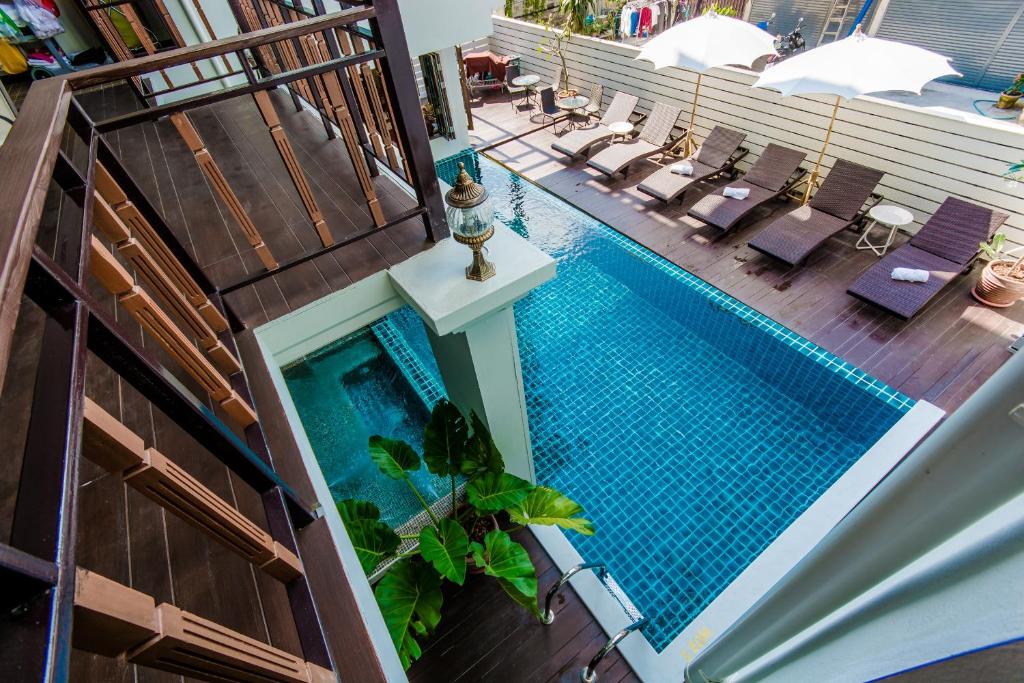 Bazén v ubytování Goldenbell Hotel Chiangmai nebo v jeho okolí