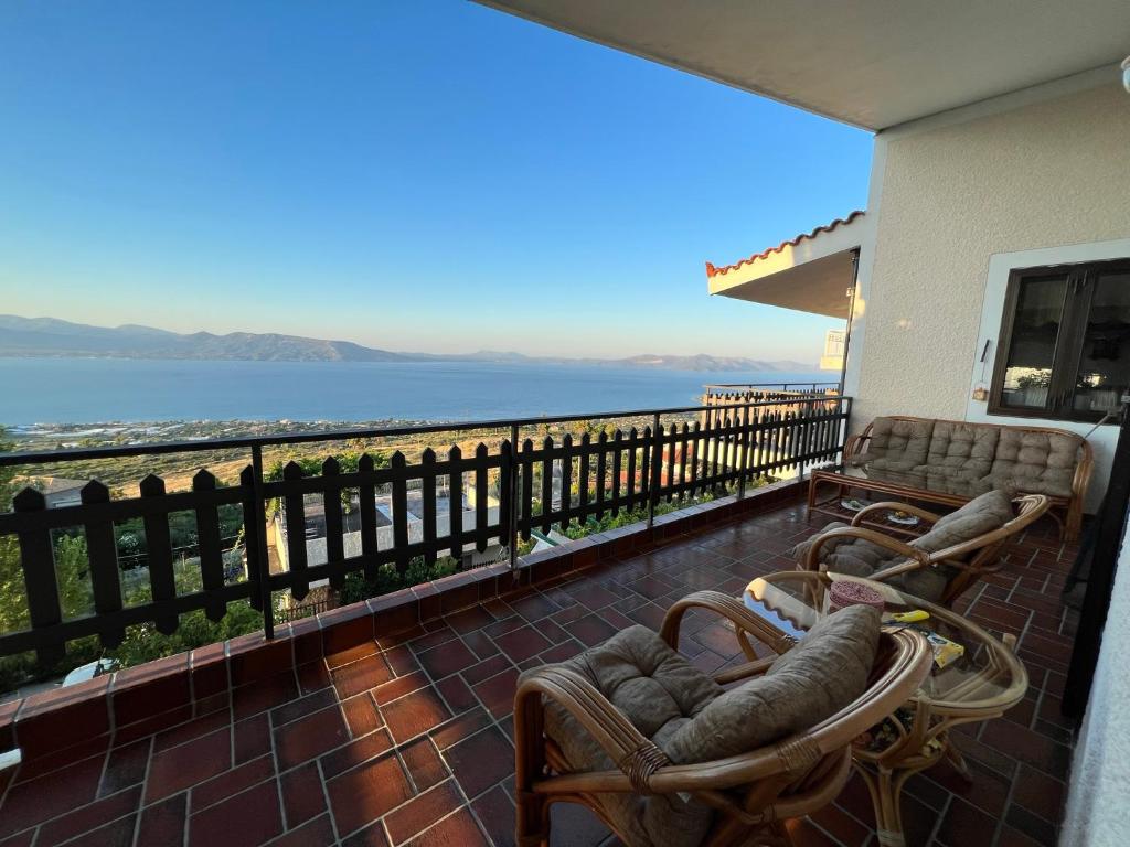 Un balcón con sillas y vistas al océano. en Holiday Home With Unique Views And Private Garden, en Kalamos