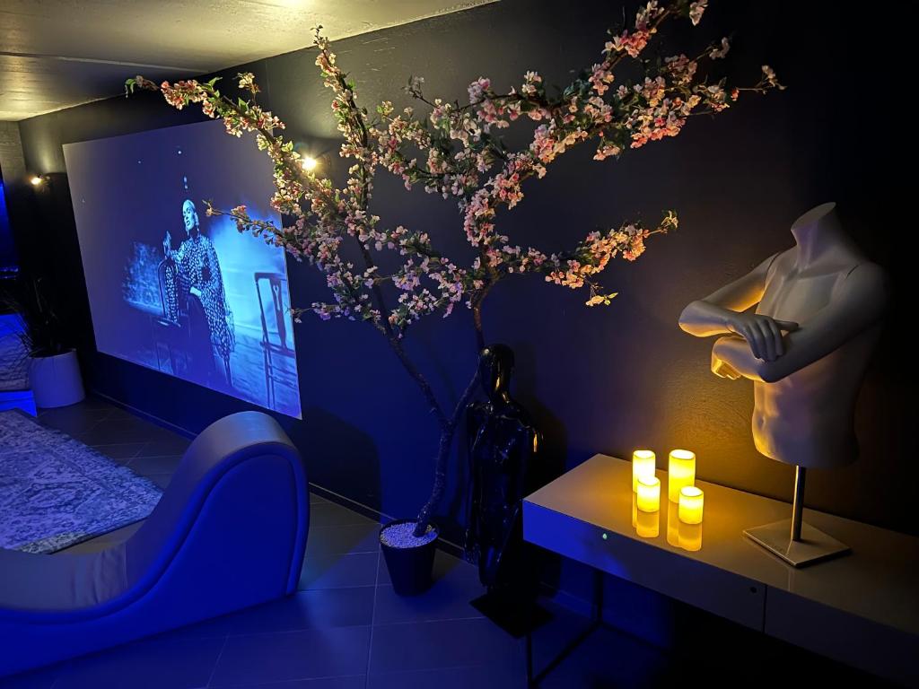 uma sala de estar com uma mesa e uma árvore com luzes em Jacuzzi Cinema loft em Kaunas