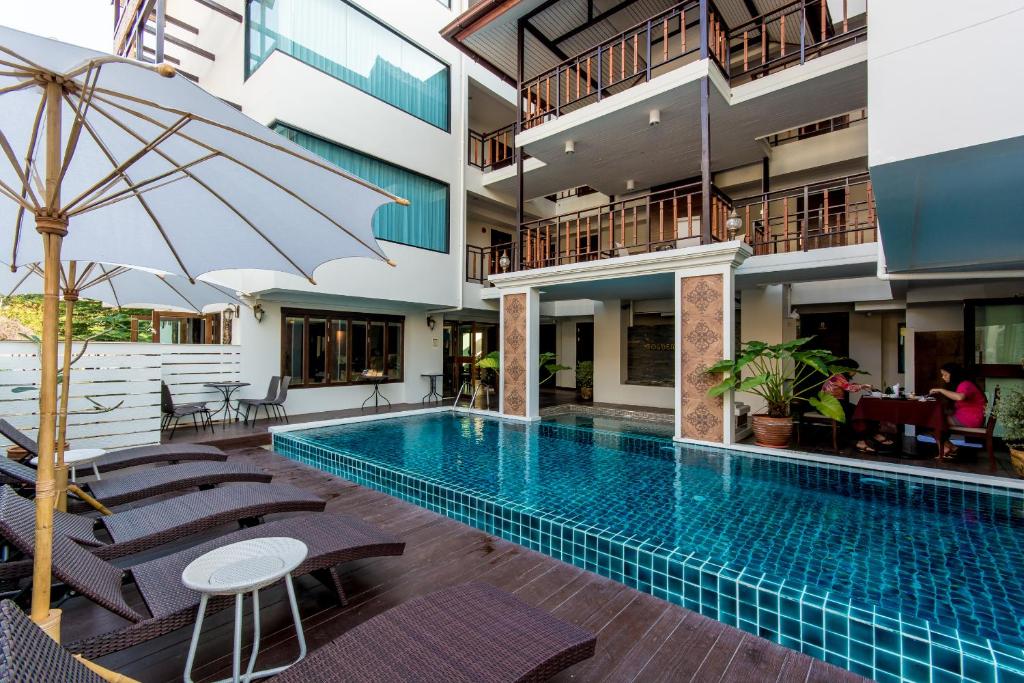 Bazén v ubytování Goldenbell Hotel Chiangmai nebo v jeho okolí