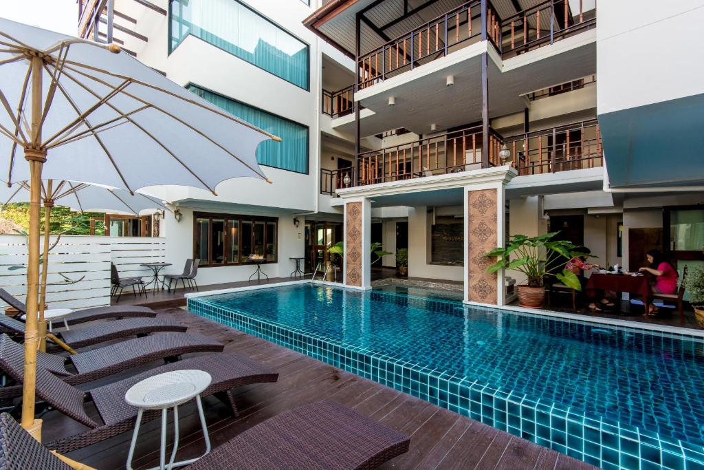 Goldenbell Hotel Chiangmai 내부 또는 인근 수영장