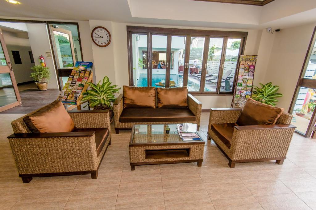 Bazén v ubytování Goldenbell Hotel Chiangmai nebo v jeho okolí