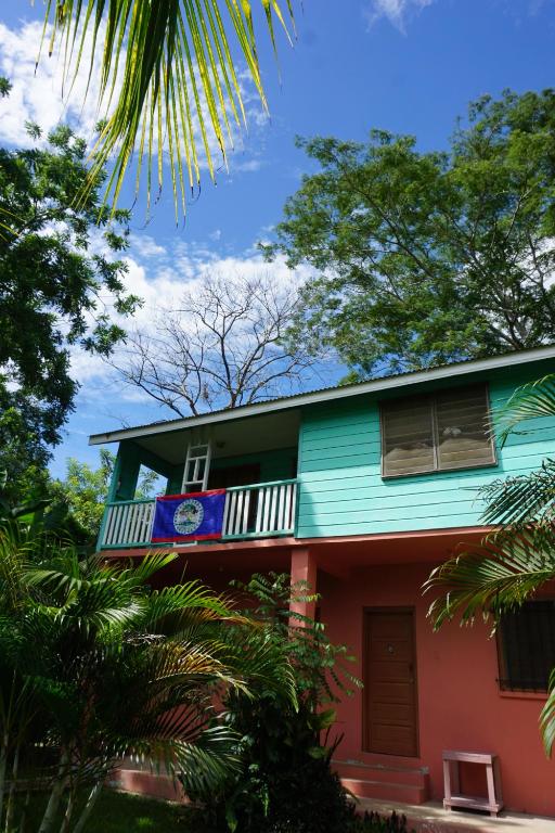 una casa colorida con un color verde y rosa en Mana Kai Camping & Cabins en San Ignacio