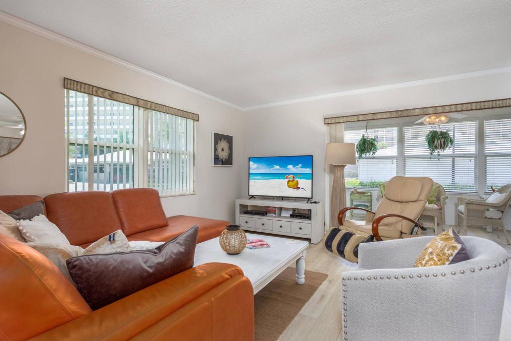 een woonkamer met een bank en een tv bij Crystal Sands & Dreams in Sarasota