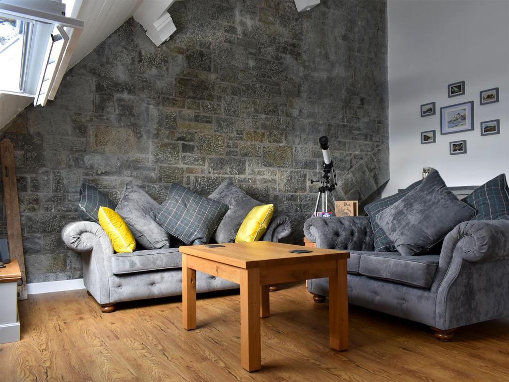 Sala de estar con 2 sofás y mesa de centro en Waterwynch, en Criccieth