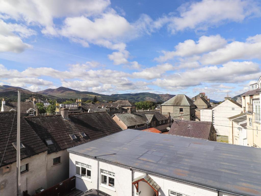 vistas a una ciudad con tejados y edificios en Sky View, en Keswick