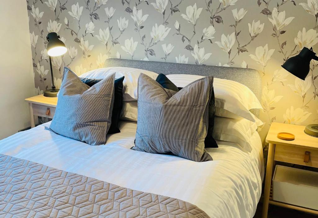 1 cama con almohadas en el dormitorio en Quarry Heights, en Bowness-on-Windermere