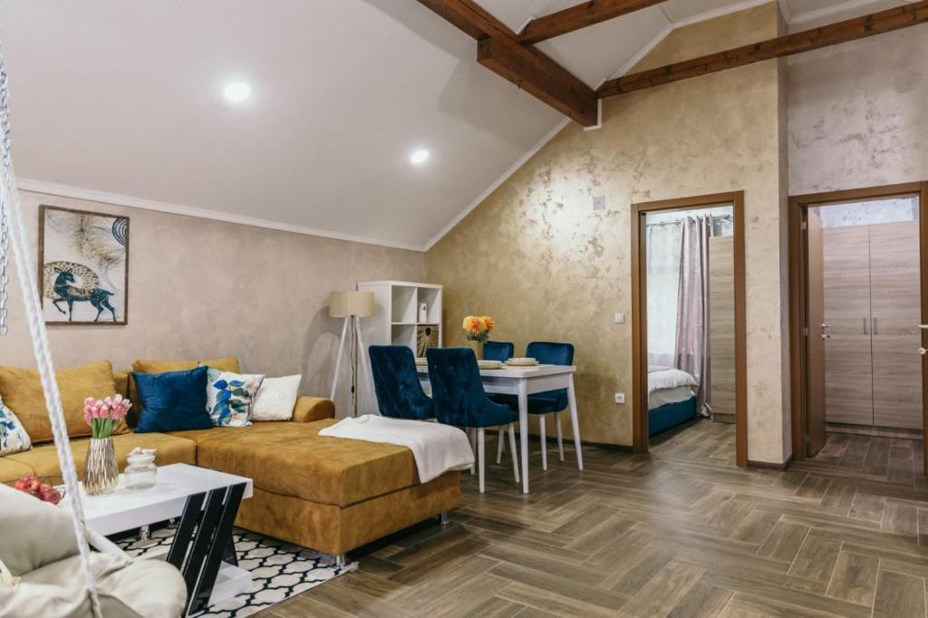 uma sala de estar com um sofá e uma mesa em Sunrise Riverside House em Čelarevo