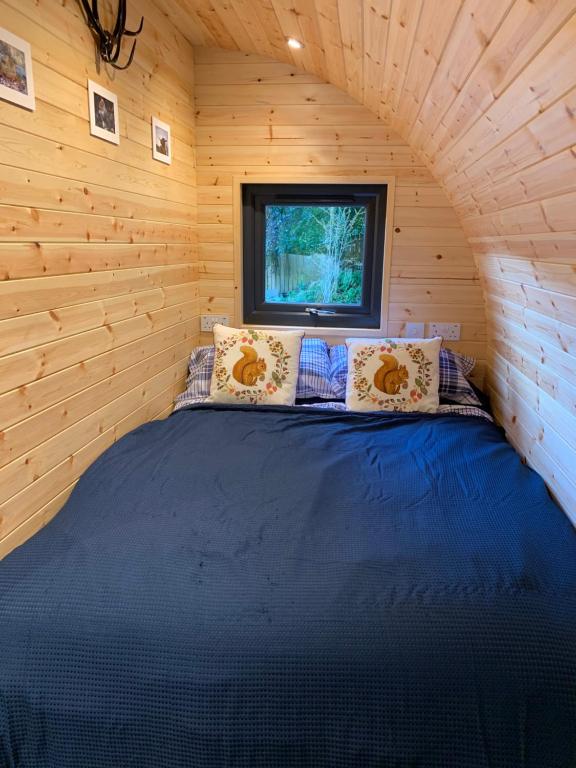 Postel nebo postele na pokoji v ubytování Loch Ness Woodland Pods