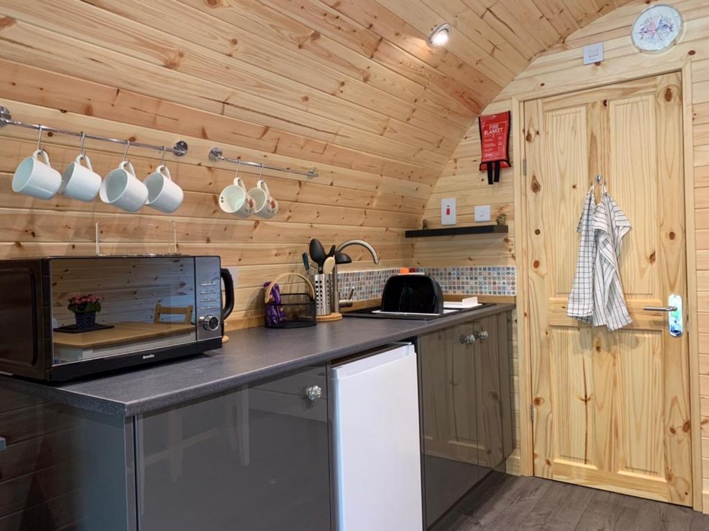 Kuchyň nebo kuchyňský kout v ubytování Loch Ness Woodland Pods