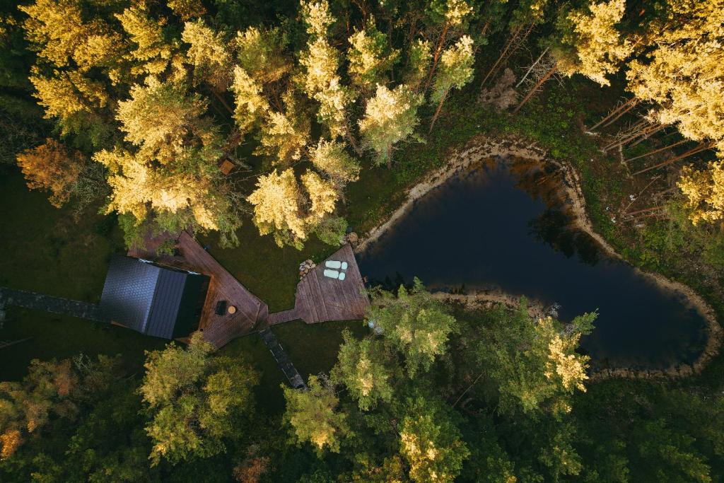 una vista aérea de un lago y una granja en Private Time, en Vööla