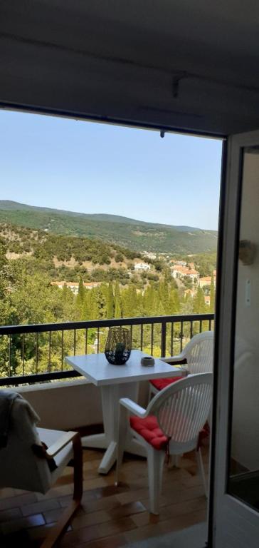 une table et des chaises sur un balcon avec vue dans l'établissement Agréable , frais orienté nord studio Gaëlle wifi gd balcon vue superbe, à Amélie-les-Bains-Palalda