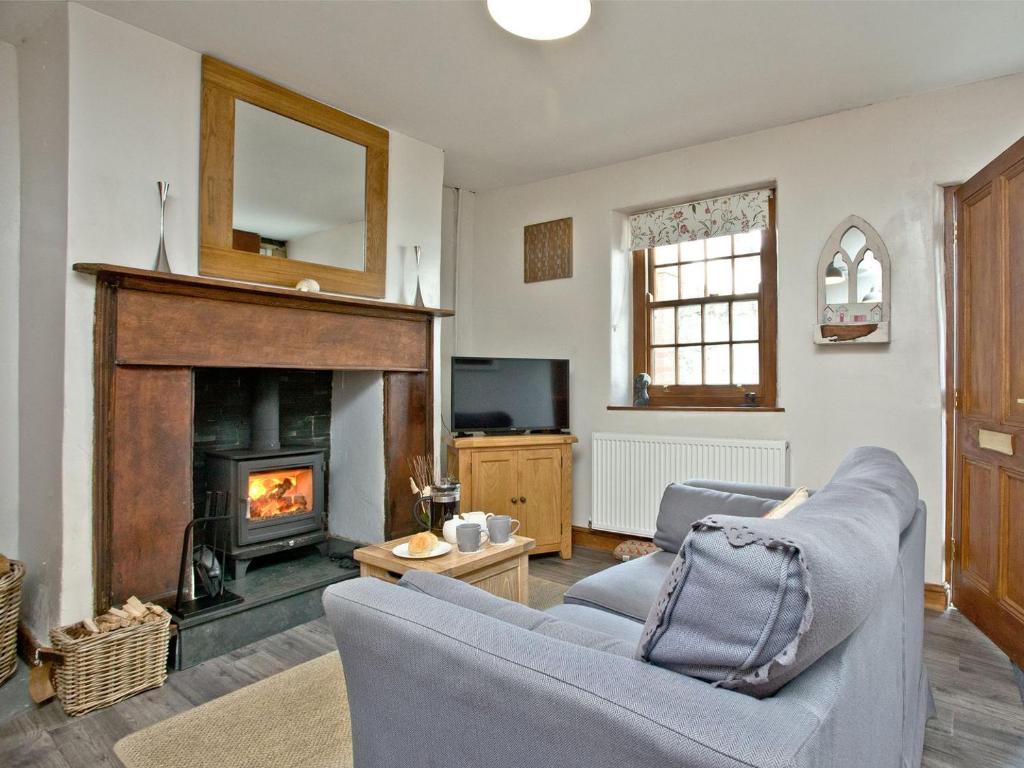 阿普多爾的住宿－Cobble Cottage，带沙发和壁炉的客厅