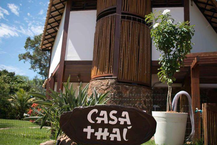 Znak z napisem "casa thai" przed domem w obiekcie Casa Thai w mieście Praia do Forte