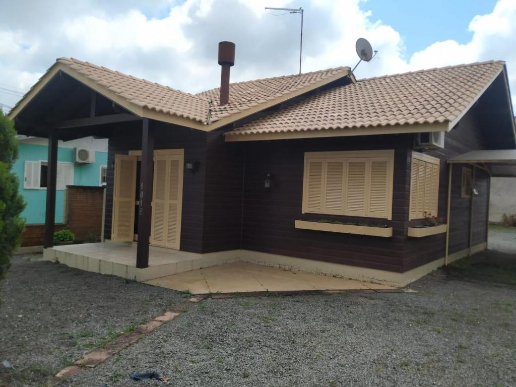 uma casa com uma janela e um telhado em Cantinho da Tete em São Francisco de Paula