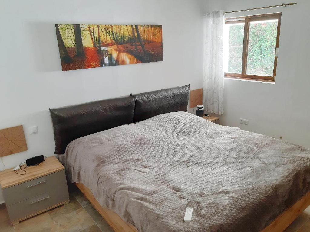 a bedroom with a bed with a leather head board at Schöne Wohnung in Puerto de la Cruz mit Garten. in Puerto de la Cruz