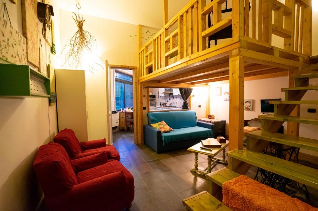 un salon avec deux chaises et une mezzanine dans l'établissement Casa Rosi - Loft tra i monti di Roccaraso, à Rionero Sannitico