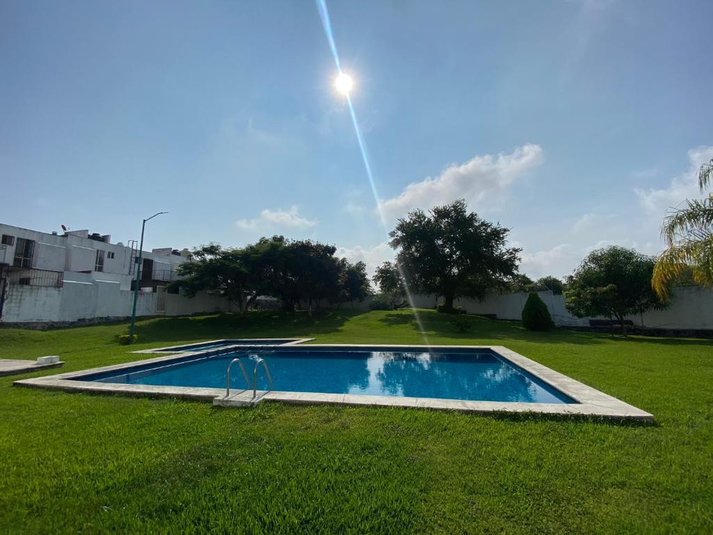 einen Pool im Hof eines Hauses in der Unterkunft Punta del Sol Catarinas in Temixco