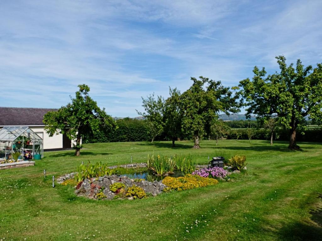 um jardim no meio de um quintal em The Paddock em Bodelwyddan