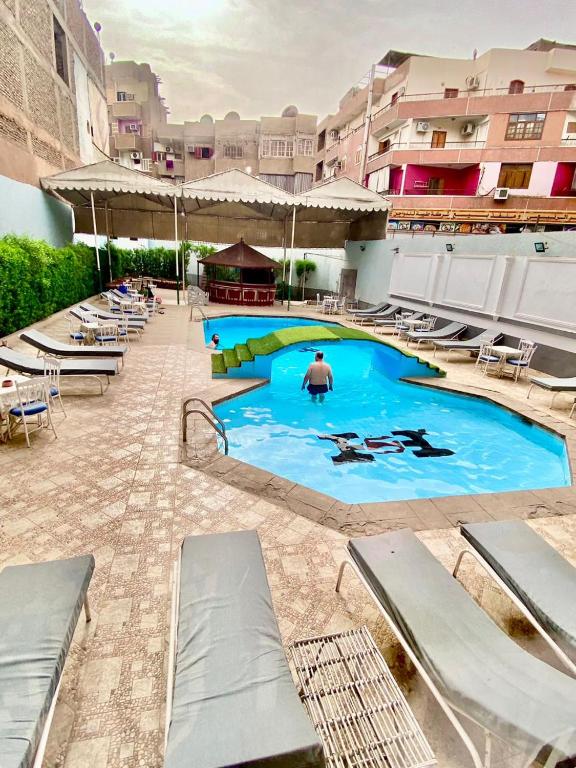 Bazén v ubytování Shady Hotel Luxor nebo v jeho okolí