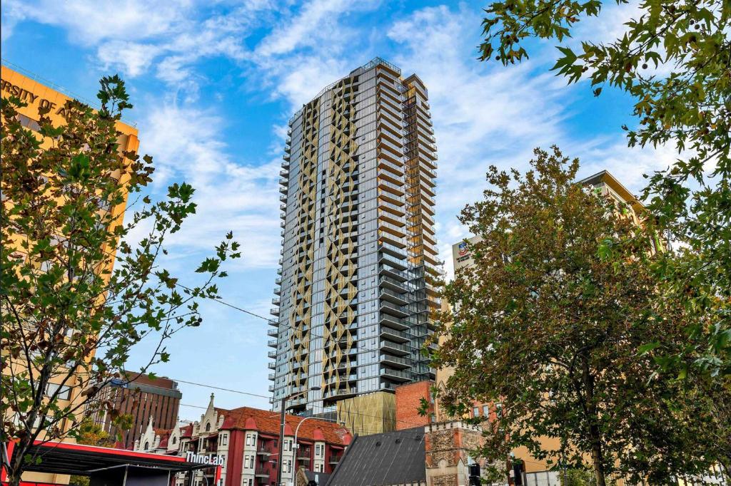 wysoki budynek w środku miasta w obiekcie Realm Apartments by CLLIX w mieście Adelaide