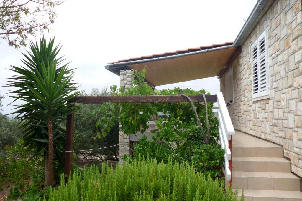 Vonkajšia záhrada v ubytovaní Secluded house with a parking space Cove Stratincica, Korcula - 13430