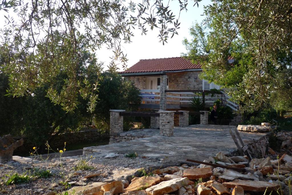 Vonkajšia záhrada v ubytovaní Secluded house with a parking space Cove Stratincica, Korcula - 13430