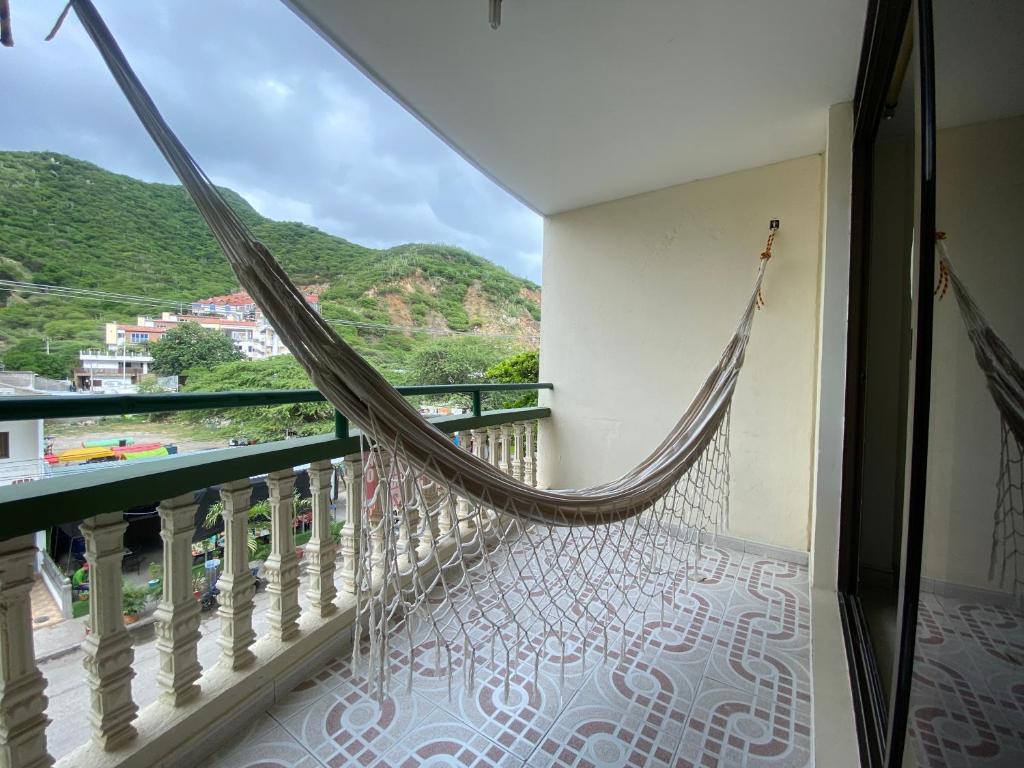 een hangmat op een balkon met uitzicht bij Apartamento Rodadero in Gaira