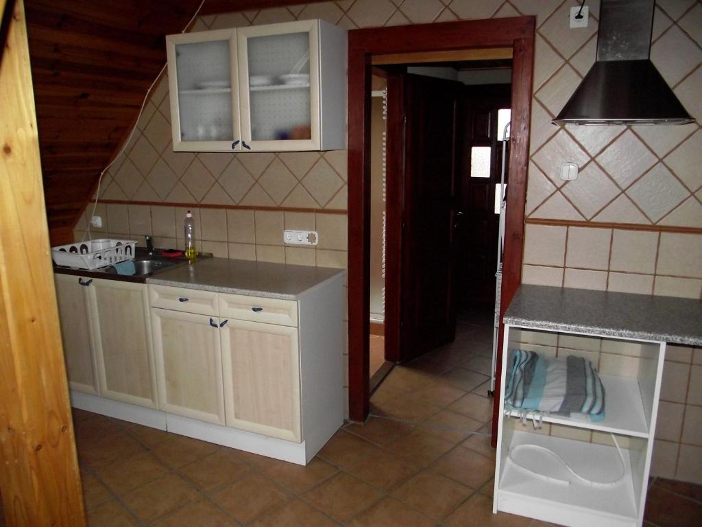 cocina con fregadero y encimera en Zulu Cafe Apartment, en Rétság