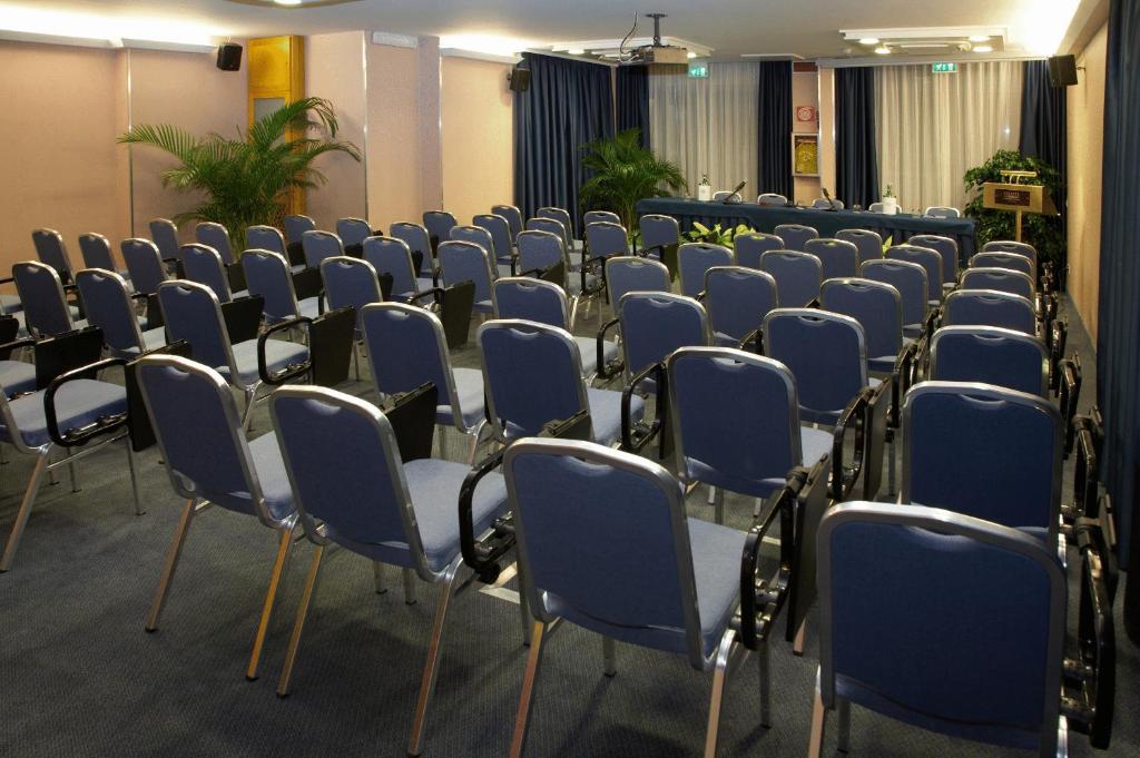 Zaplecze biznesowe lub konferencyjne w obiekcie Best Western Hotel Mediterraneo