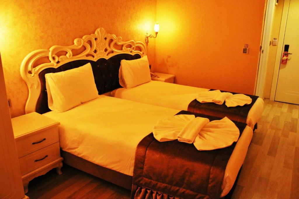 A bed or beds in a room at Sultanahmet Newport Hotel