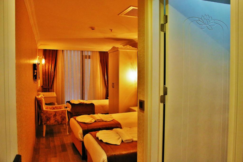 A bed or beds in a room at Sultanahmet Newport Hotel