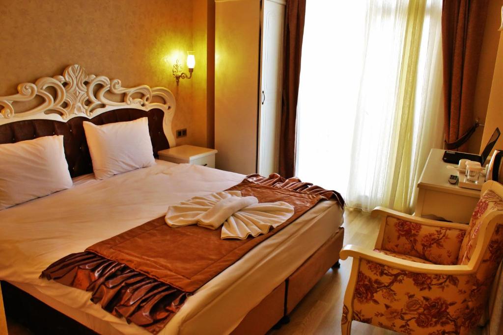 A bed or beds in a room at Sultanahmet Newport Hotel