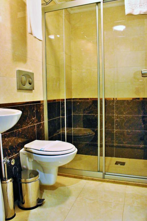A bathroom at Sultanahmet Newport Hotel
