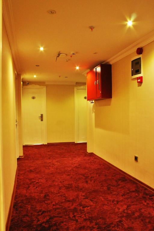 A television and/or entertainment centre at Sultanahmet Newport Hotel