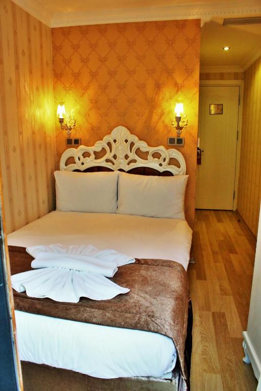A bed or beds in a room at Sultanahmet Newport Hotel