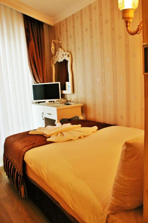 A bed or beds in a room at Sultanahmet Newport Hotel